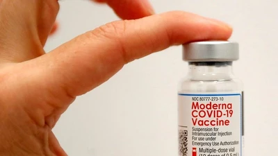 Ảnh minh họa - Một lọ vaccine ngừa COVID-19 của hãng Moderna. Ảnh: REUTERS
