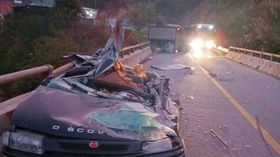 Tai nạn ô tô nghiêm trọng khiến 6 người thương vong