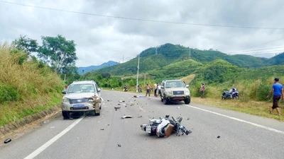 Kon Tum: Ô tô biển số xanh va chạm với xe máy khiến 1 phụ nữ tử vong