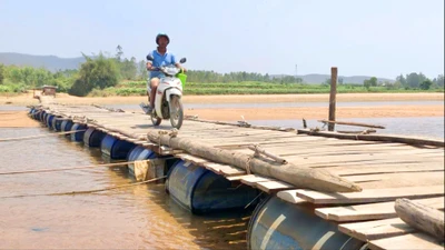 Dân lấy thùng phuy, ván gỗ làm cầu phao vượt sông Ba lên rẫy