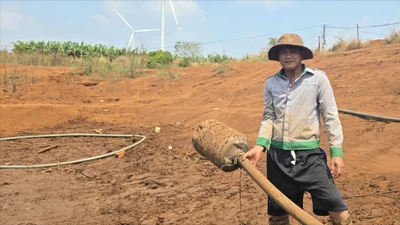 Ao hồ trơ đáy vì khô hạn kéo dài, nông dân vét từng giọt nước tưới cây