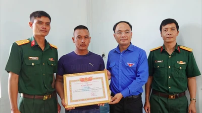 Khen thưởng thanh niên chăn bò hỗ trợ tìm kiếm nhiều hài cốt liệt sĩ