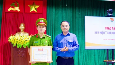 Trao huy hiệu Tuổi trẻ dũng cảm cho Đại úy công an cứu 2 bé trai đuối nước