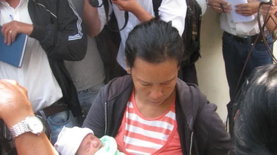 Cô gái bắt cóc trẻ sơ sinh đầu thú