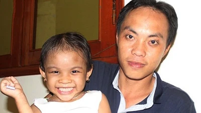 Bé gái bị bạo hành về với cha ruột