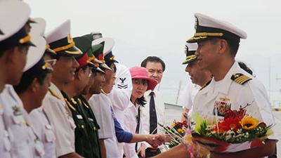 Đại tá gốc Việt dẫn đầu hai chiến hạm Mỹ thăm Đà Nẵng