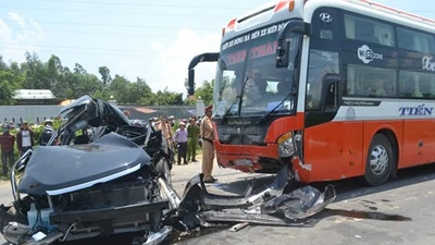 Tước giấy phép của hãng có xe tông chết bảy người