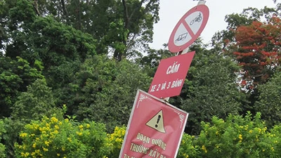 Cột biển báo tai nạn bị tông nghiêng ngả