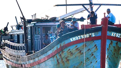 Tàu Trung Quốc lại cướp phá tàu cá ngư dân