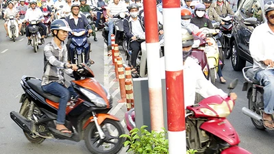 Đua nhau chen ngang, lấn làn lên cầu vượt Hoàng Hoa Thám