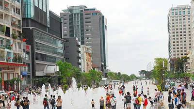 Mở xe buýt điện qua phố đi bộ Nguyễn Huệ