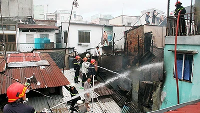 Sự thật về chuyện 'dân quỳ lạy công an vì chữa cháy chậm'