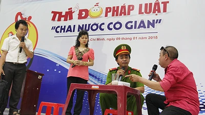 Khách gặp ‘chai nước có gián’
