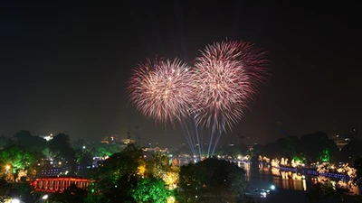 Hà Nội: 10 tỉ đồng bắn pháo hoa dịp tết Bính Thân