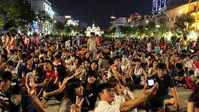 Cấm tụ tập ăn uống trên phố đi bộ Nguyễn Huệ
