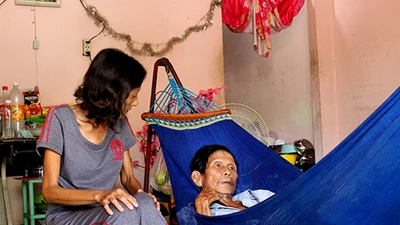 Cái nghèo đi cùng bệnh tật, tuổi già