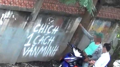 Vẽ chữ ‘chích 1 cách văn minh’ lên tường