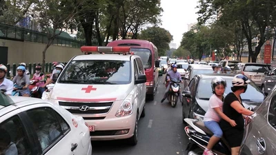 Giảm kẹt xe: Bứng cao ốc ra vùng ven