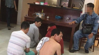 Giả thợ điện bắt sòng bạc ở chung cư cao cấp