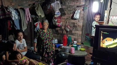 Gia đình 17 người nghèo xơ xác bên dòng kênh đen