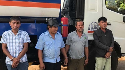 Bắt hơn 30 người trong đường dây rút ruột xăng dầu