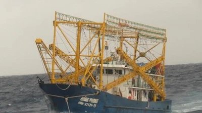 Lai dắt tàu cá cùng 10 ngư dân về đảo Lý Sơn an toàn