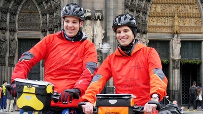 Hai chàng trai Đức đạp xe qua 18 nước đến Việt Nam 
