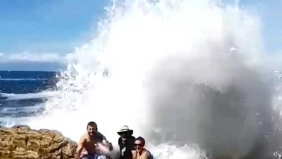 Clip: Những tai nạn 'khó đỡ' khi dạo chơi trên biển