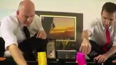 Nhân viên văn phòng sáng tạo với giấy ghi chú