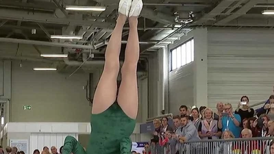 Cụ bà 91 tuổi vẫn trình diễn nhào lộn trên xà