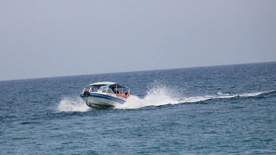 Cảnh sát hộ tống đề thi THPT vượt biển ra Lý Sơn 