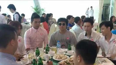 Cách ăn cưới hài hước của nhóm bạn trẻ