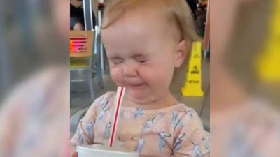 Biểu cảm đáng yêu của bé gái lần đầu uống Coca