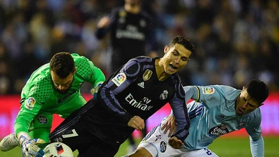 Xem Ronaldo 'làm xiếc' với bóng