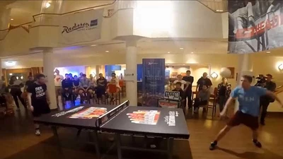 2 cao thủ đánh bóng bàn bằng... đầu