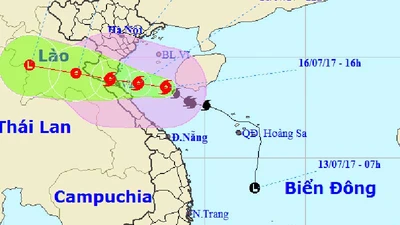 Bão số 2 rất mạnh khi vào đất liền