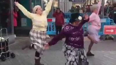 3 bà lão nhảy dance cực chất không thua gì giới trẻ