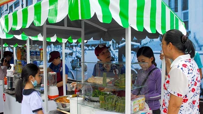 Phố hàng rong hút khách ngày khai trương