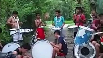 Nhóm nhạc nghiệp dư chơi trống 'bá đạo'
