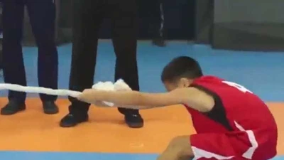 Cậu bé 'không bỏ cuộc' khi thi đấu kéo co