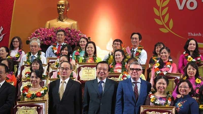 Phó Thủ tướng Vũ Đức Đam chúc mừng giáo viên cả nước