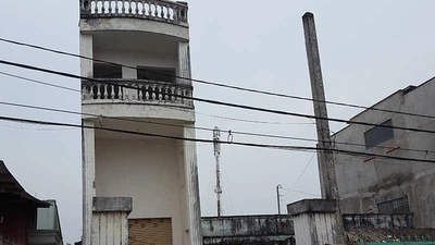 Phát hoảng với nhà vắng chủ chực chờ đổ sập