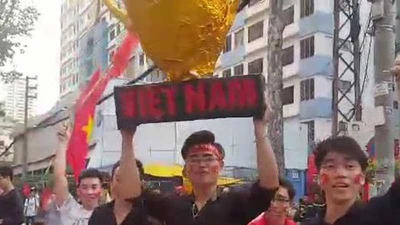 CĐV mang cúp vàng đến sân Thống Nhất tặng U-23 VN