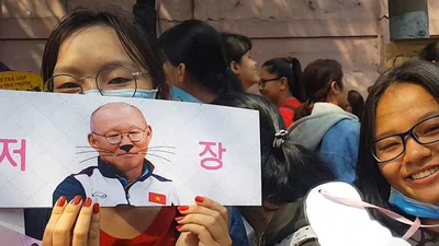 Hàng ngàn người xếp hàng dài để được vào sân Thống Nhất