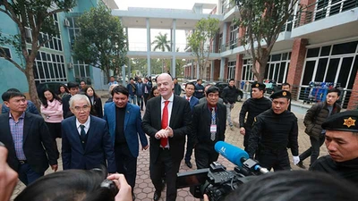 Chủ tịch FIFA khen bóng đá Việt Nam nức nở