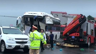 Tranh cãi vụ xe cứu hỏa đi ngược chiều cao tốc