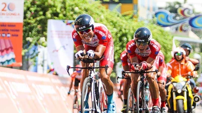 ‘Bốn chàng ngự lâm’ VUS gò lưng trong thế 4 chống 6​