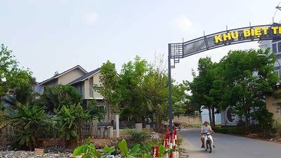 Thủ Đức và quận 12: Nước kênh có màu lạ