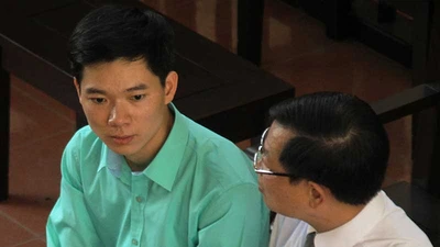Bác sĩ Hoàng Công Lương bị HĐXX truy hỏi gắt