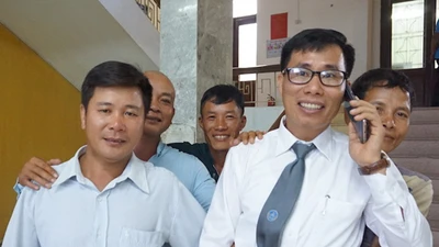 Tòa tuyên 5 bị cáo trắng án, người dân khóc nức nở